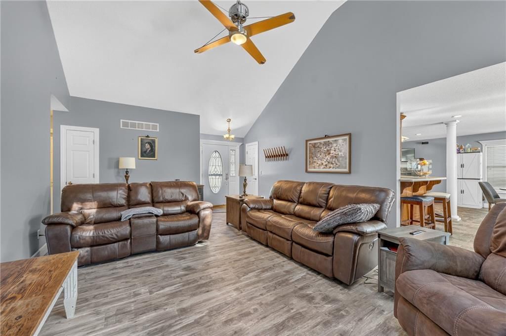Photo 4 of 33 - 1742 Finch Drive, Tonganoxie, KS 66086
