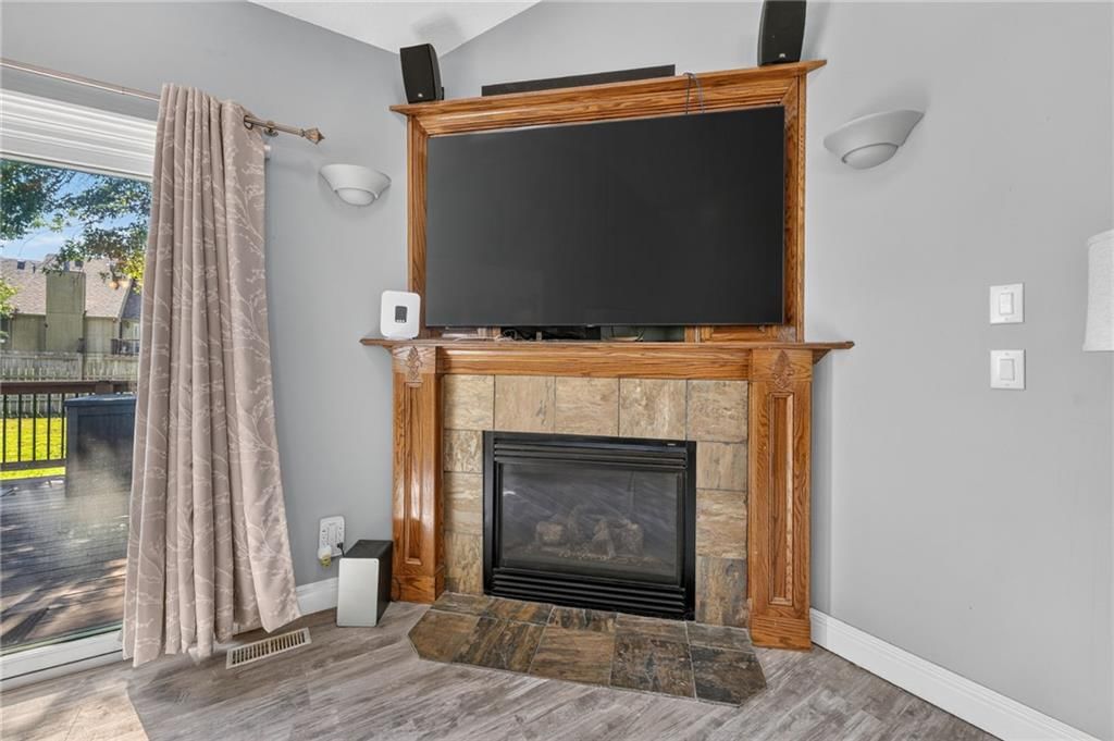 Photo 5 of 33 - 1742 Finch Drive, Tonganoxie, KS 66086