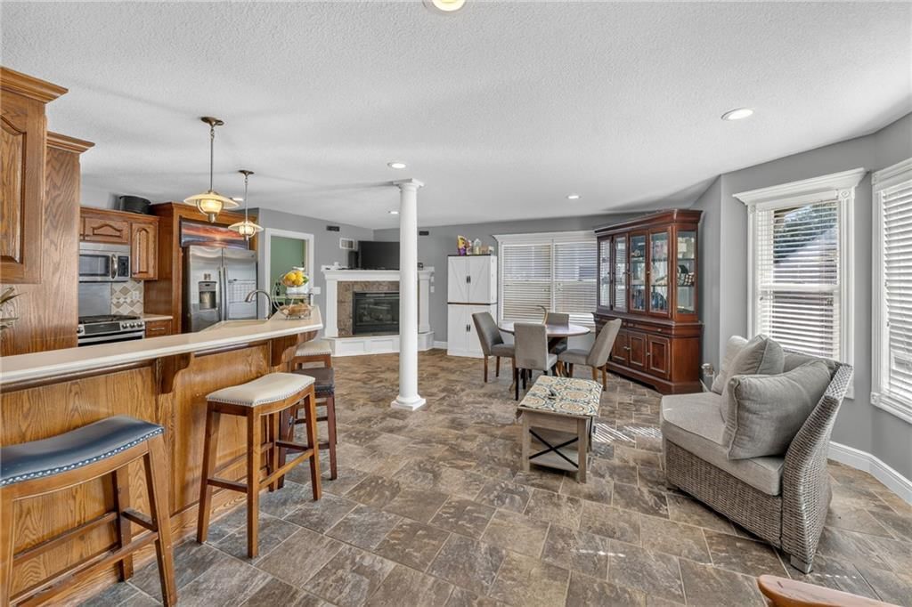 Photo 6 of 33 - 1742 Finch Drive, Tonganoxie, KS 66086