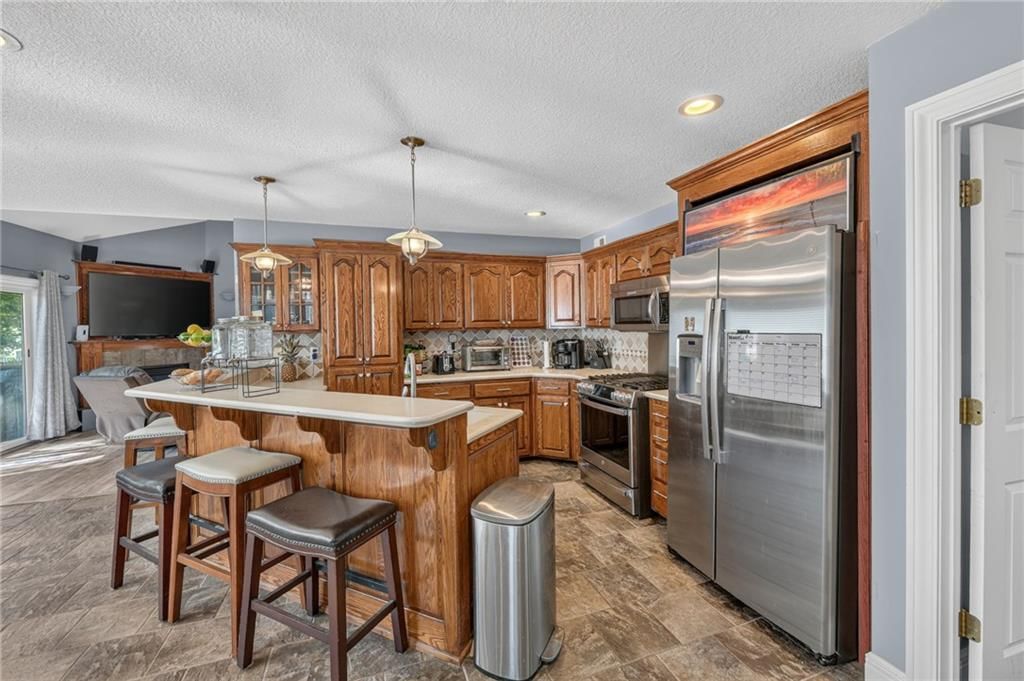 Photo 8 of 33 - 1742 Finch Drive, Tonganoxie, KS 66086