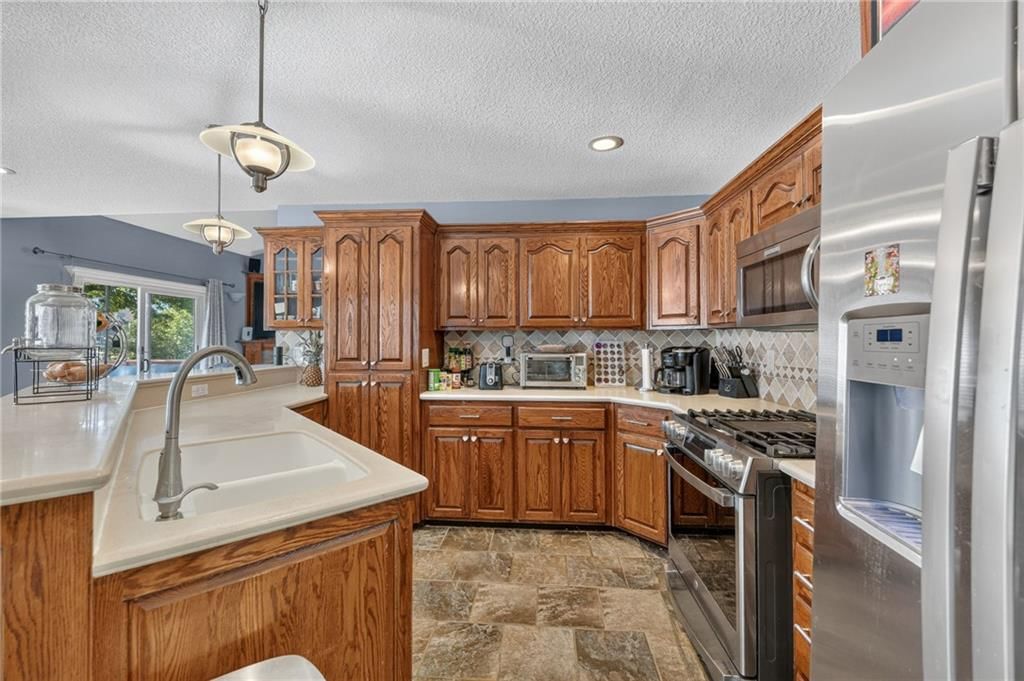Photo 9 of 33 - 1742 Finch Drive, Tonganoxie, KS 66086