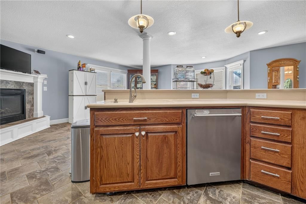 Photo 10 of 33 - 1742 Finch Drive, Tonganoxie, KS 66086
