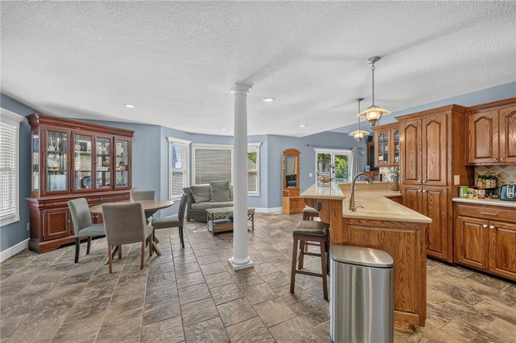 Photo 11 of 33 - 1742 Finch Drive, Tonganoxie, KS 66086
