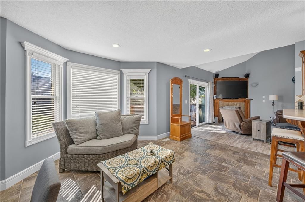 Photo 12 of 33 - 1742 Finch Drive, Tonganoxie, KS 66086