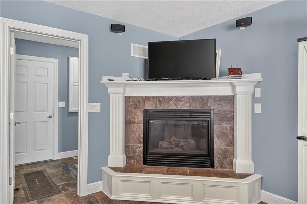 Photo 14 of 33 - 1742 Finch Drive, Tonganoxie, KS 66086