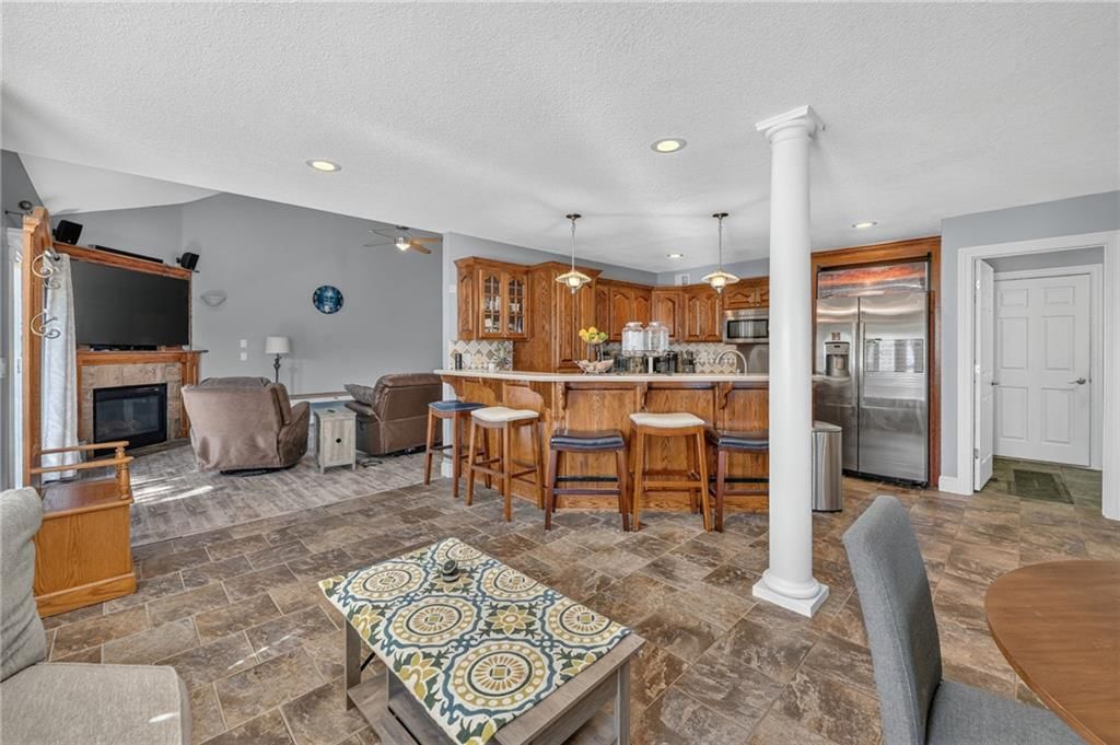 Photo 15 of 33 - 1742 Finch Drive, Tonganoxie, KS 66086