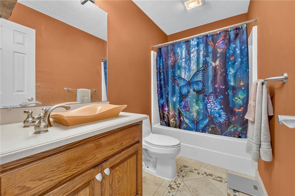 Photo 22 of 33 - 1742 Finch Drive, Tonganoxie, KS 66086
