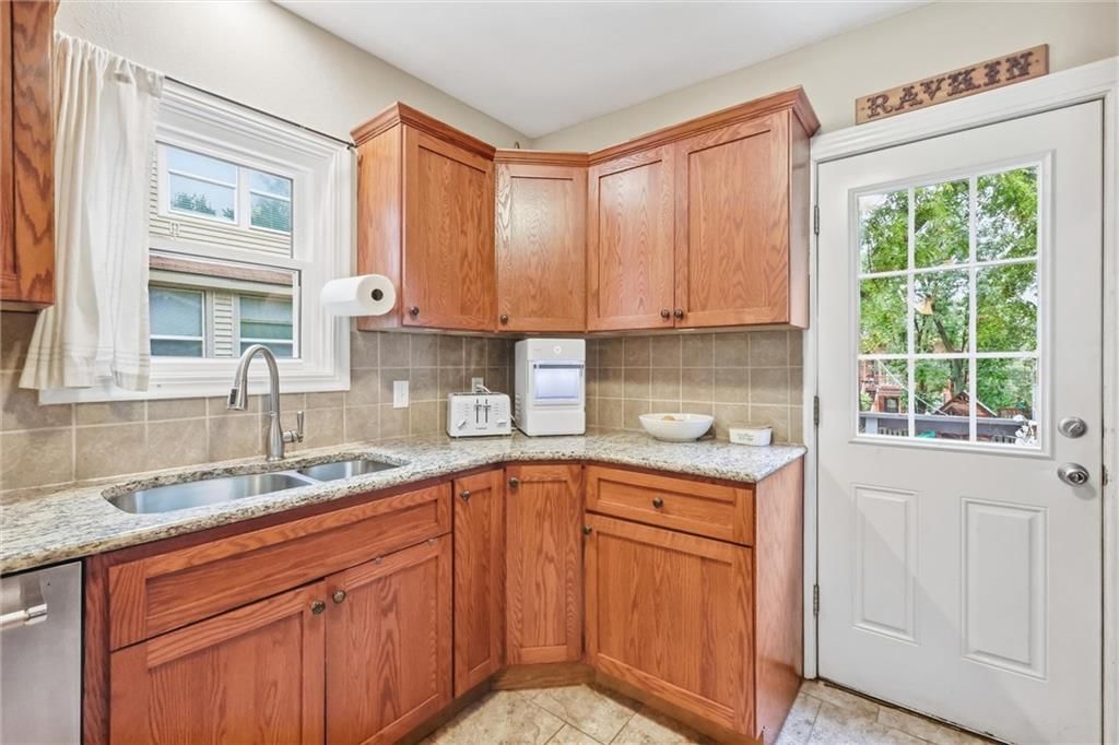 Photo 15 of 36 - 5127 Walnut Street, Kansas City, MO 64112