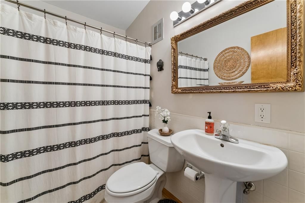 White vanity at 18510 E 5th Street N, Independence, MO 64056