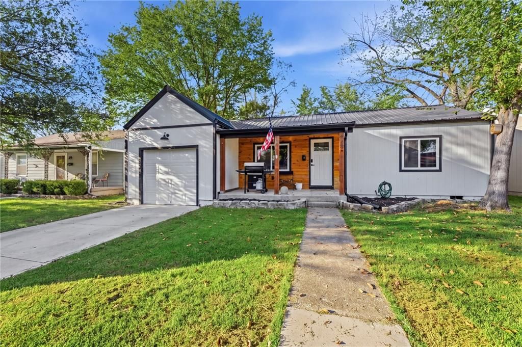 1734 Main Street, Osawatomie, KS: listing photo 2