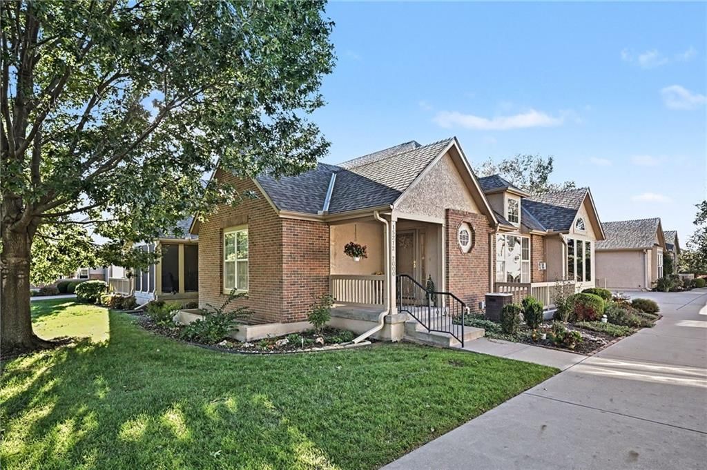 Photo 2 of 32 - 15212 S Greenwood #2000 Street, Olathe, KS 66062