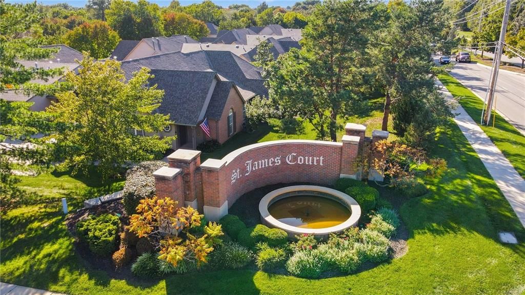 Photo 3 of 32 - 15212 S Greenwood #2000 Street, Olathe, KS 66062