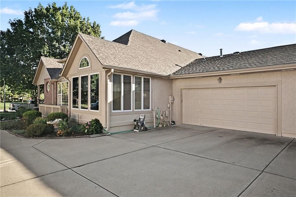 Photo 4 of 32 - 15212 S Greenwood #2000 Street, Olathe, KS 66062