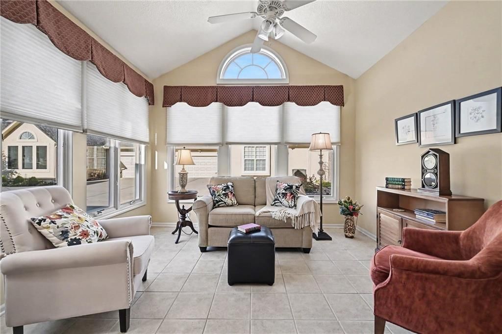 Photo 9 of 32 - 15212 S Greenwood #2000 Street, Olathe, KS 66062