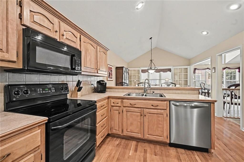Photo 14 of 32 - 15212 S Greenwood #2000 Street, Olathe, KS 66062
