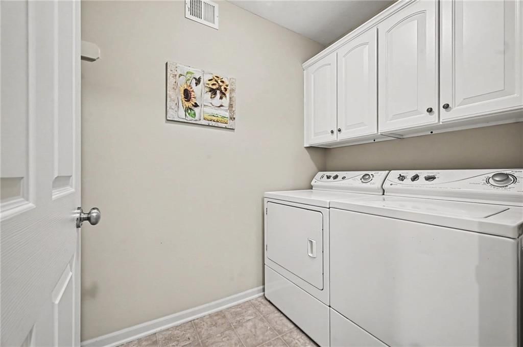 Photo 15 of 32 - 15212 S Greenwood #2000 Street, Olathe, KS 66062