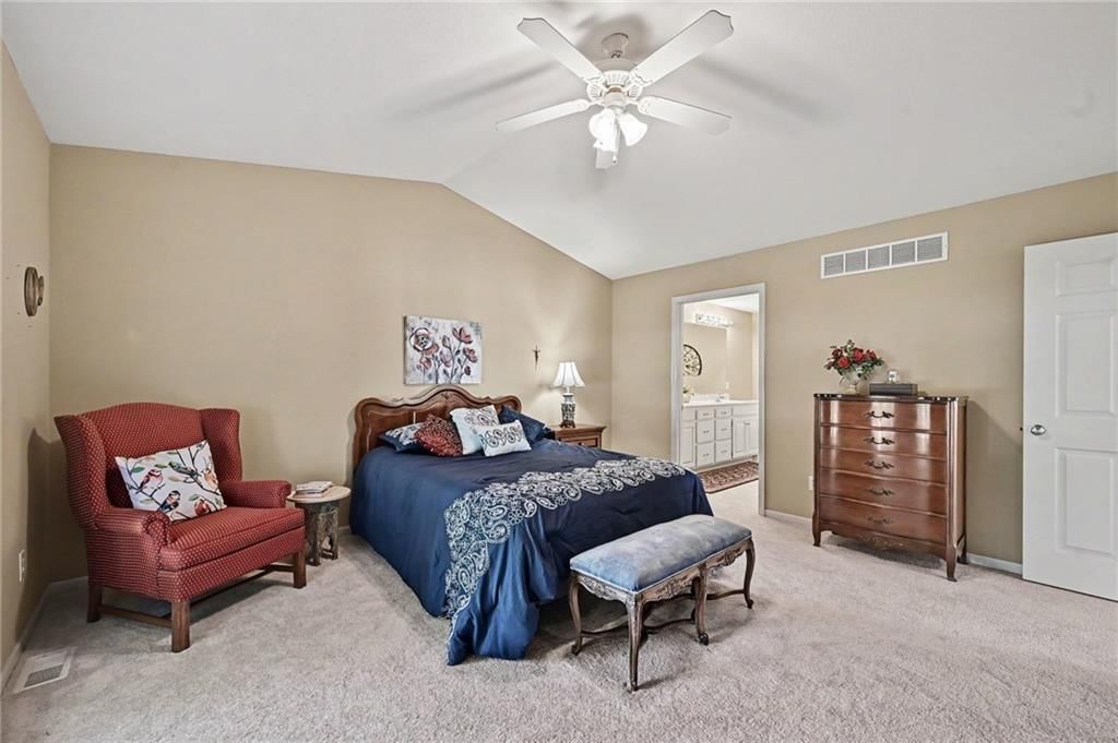 Photo 17 of 32 - 15212 S Greenwood #2000 Street, Olathe, KS 66062