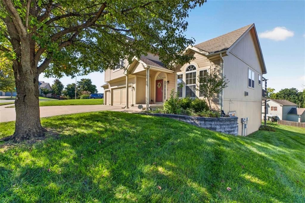 9004 N Cosby Avenue, Kansas City, MO: listing photo 2