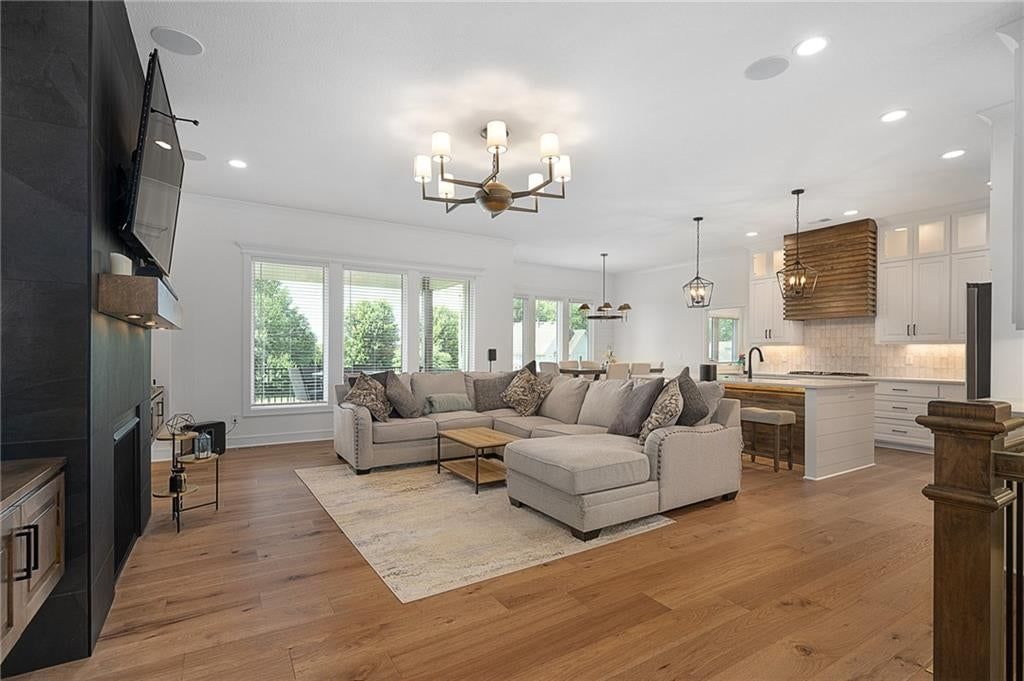 4209 NE Hideaway Drive, Lee's Summit, MO
