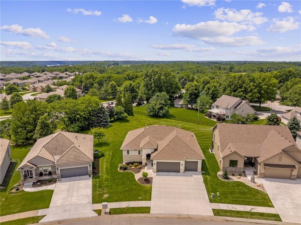 4209 NE Hideaway Drive, Lee's Summit, MO: listing photo 3