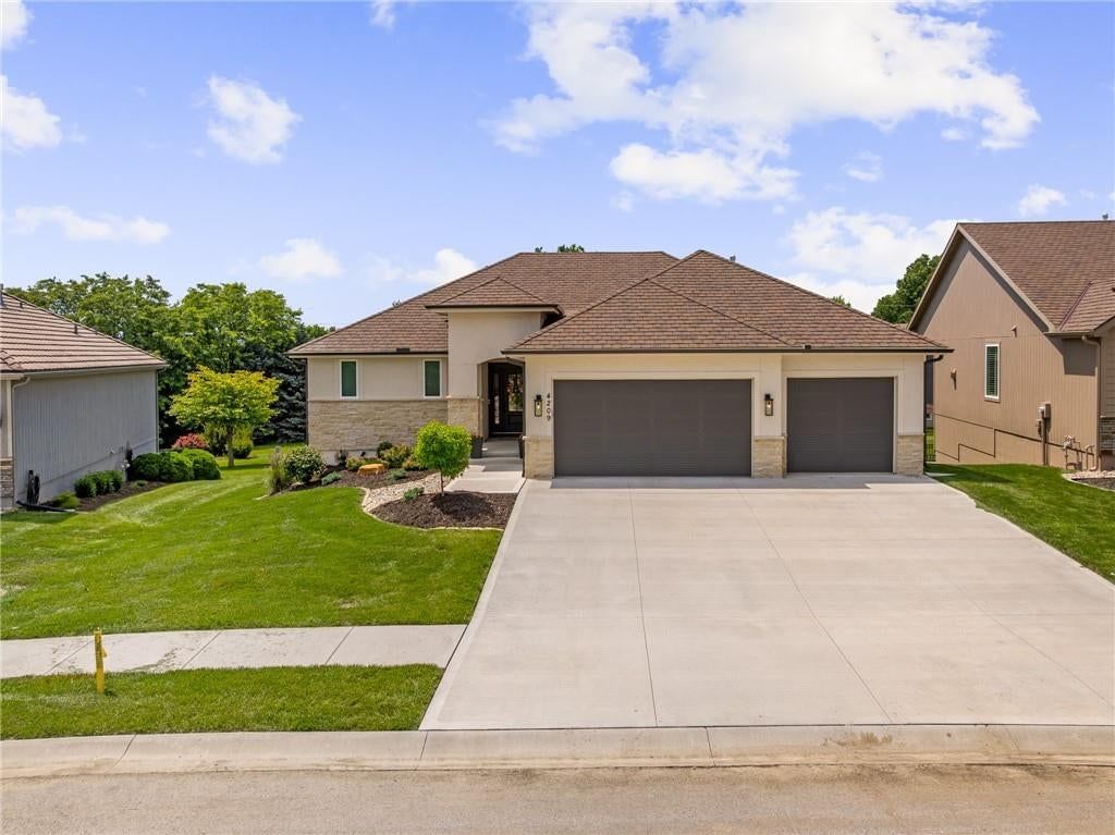 Photo 4 of 66 - 4209 NE Hideaway Drive, Lee's Summit, MO 64064