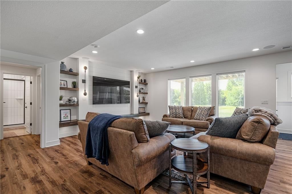 Photo 34 of 66 - 4209 NE Hideaway Drive, Lee's Summit, MO 64064