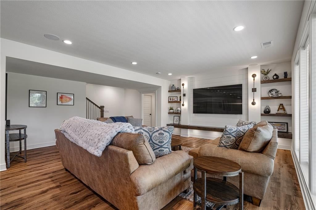 Photo 35 of 66 - 4209 NE Hideaway Drive, Lee's Summit, MO 64064