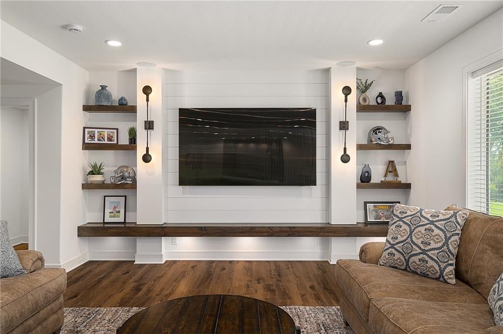 Wet bar at 4209 NE Hideaway Drive, Lee's Summit, MO 64064