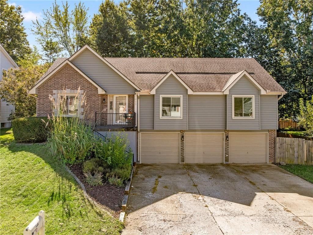 436 NW Eastwood Drive, Blue Springs, MO