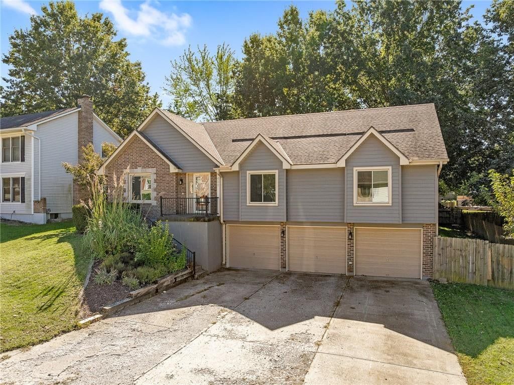 436 NW Eastwood Drive, Blue Springs, MO: listing photo 2