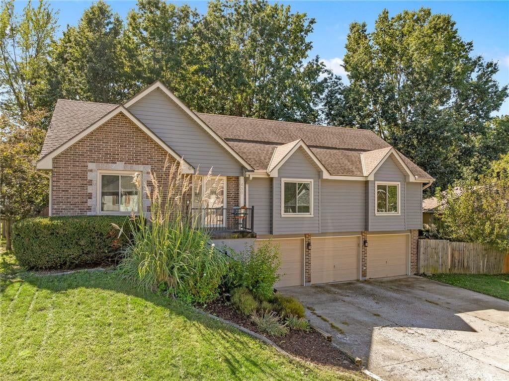 Photo 4 of 56 - 436 NW Eastwood Drive, Blue Springs, MO 64014