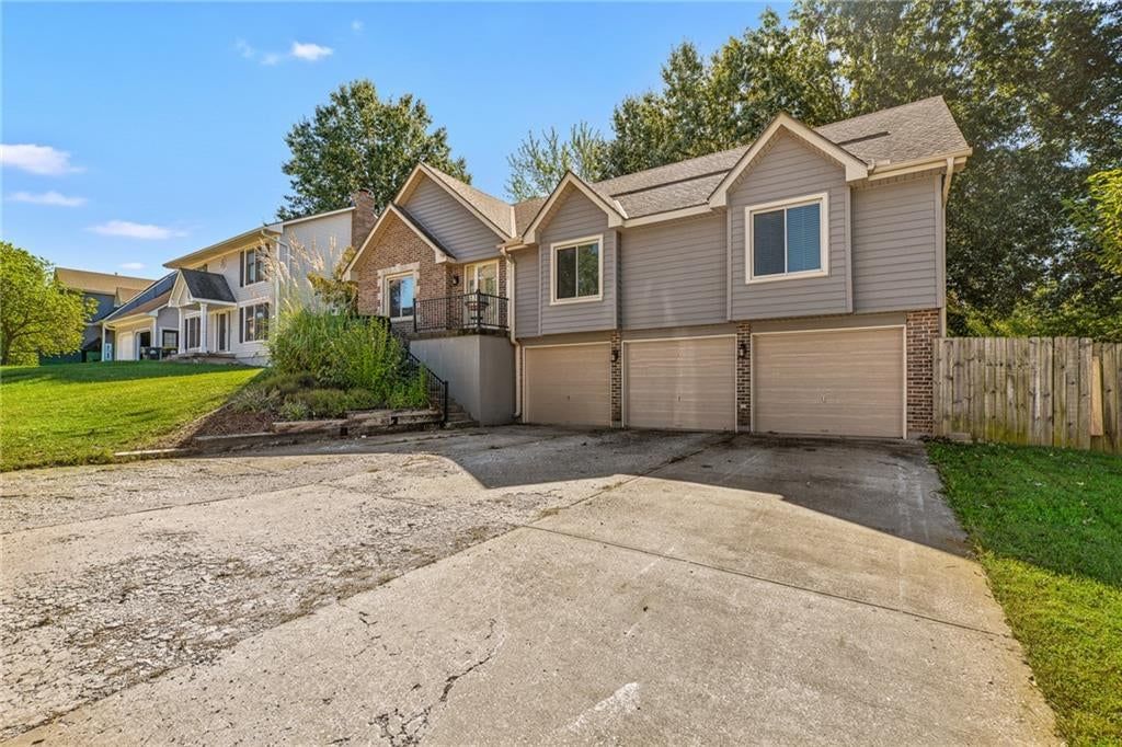 Photo 5 of 56 - 436 NW Eastwood Drive, Blue Springs, MO 64014