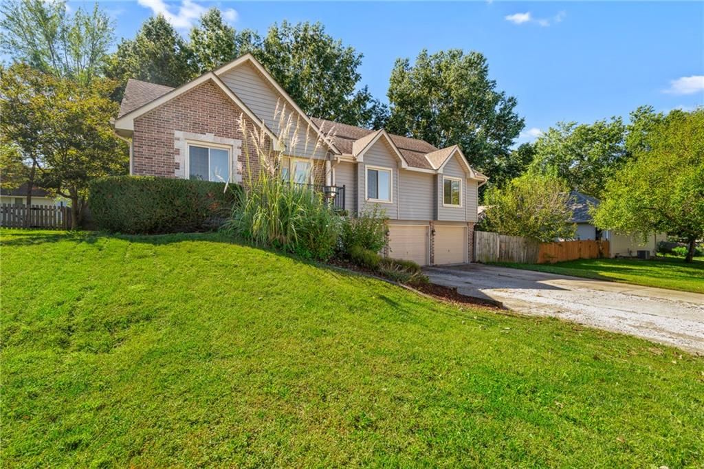Photo 6 of 56 - 436 NW Eastwood Drive, Blue Springs, MO 64014