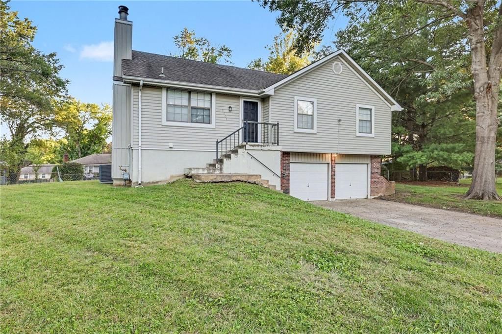 3804 NE Woods Court, Lee's Summit, MO: listing photo 2