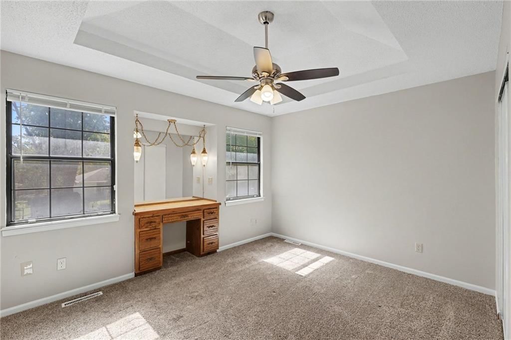 3804 NE Woods Court, Lee's Summit, MO: listing photo 3