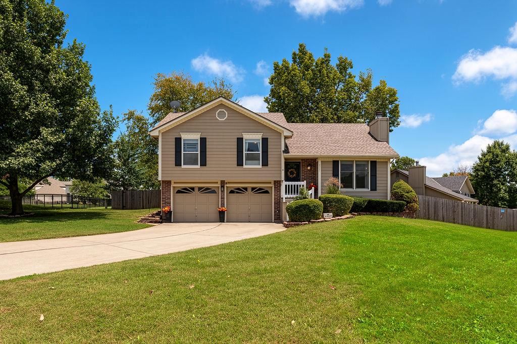 2301 NE Chipman Street, Lee's Summit, MO: listing photo 2