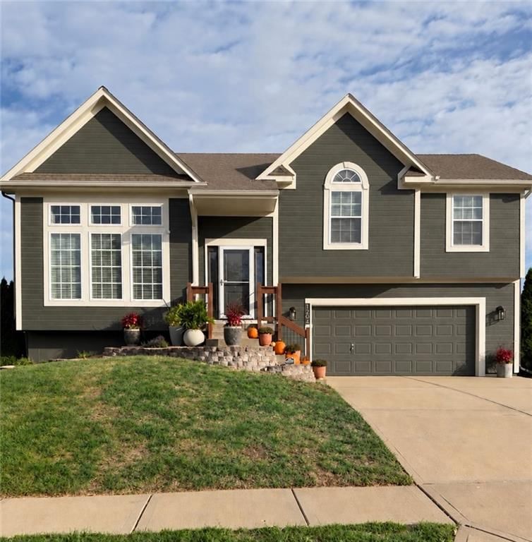 1204 N 4th Street E, Louisburg, KS