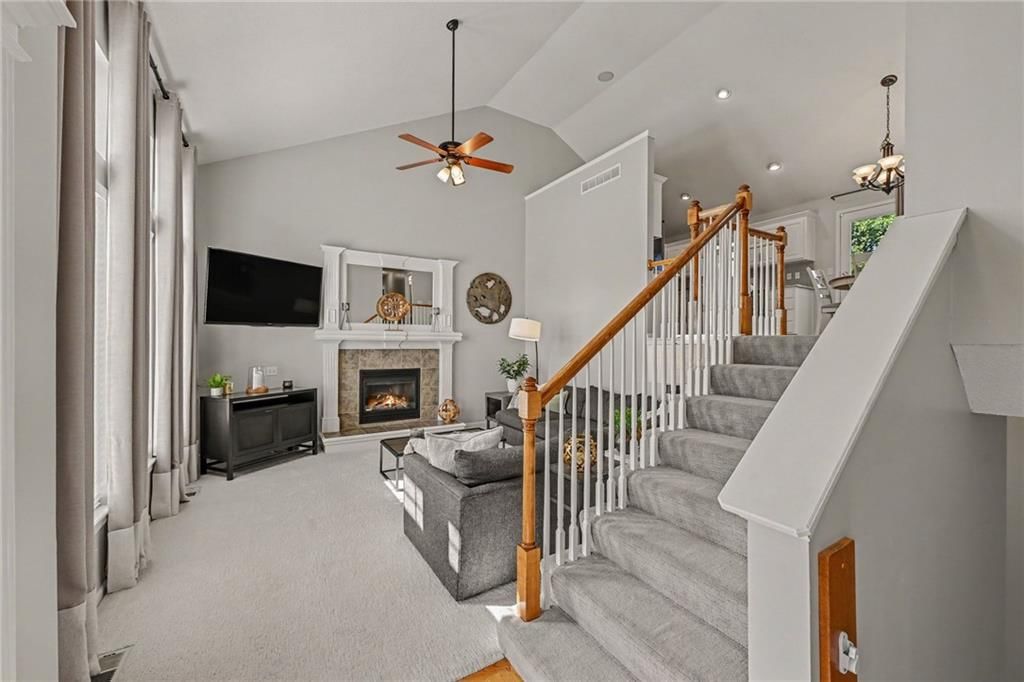 1204 N 4th Street E, Louisburg, KS: listing photo 2