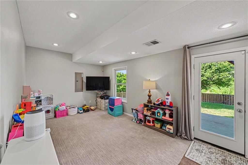 Photo 18 of 32 - 1204 N 4th Street E, Louisburg, KS 66053