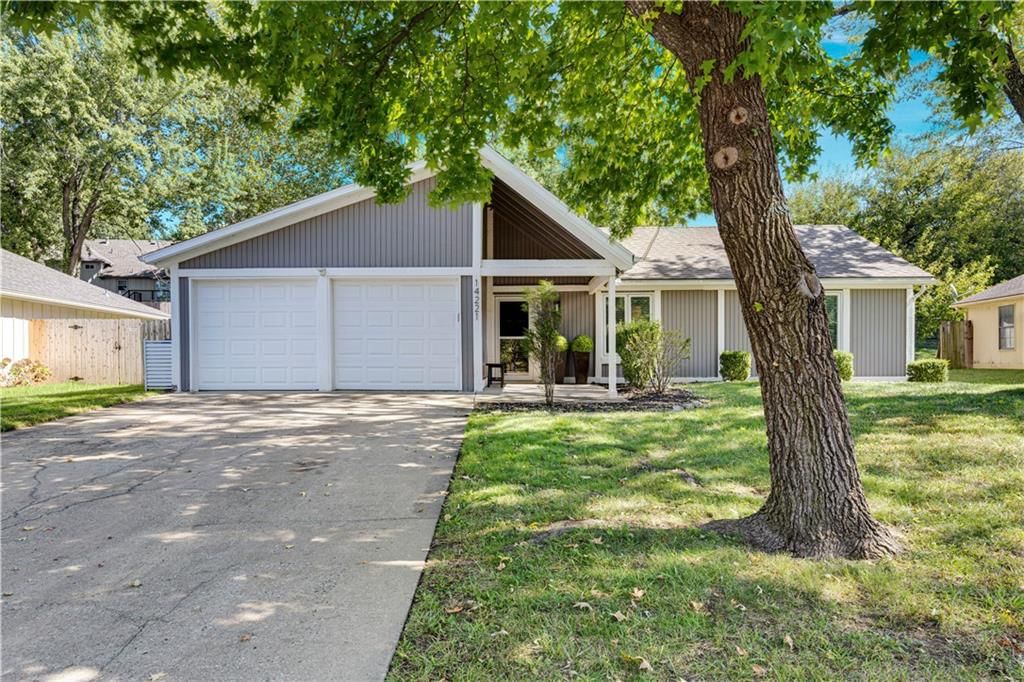 14221 S Summertree Lane, Olathe, KS