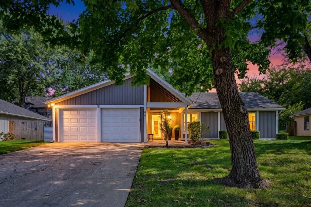 14221 S Summertree Lane, Olathe, KS: listing photo 2