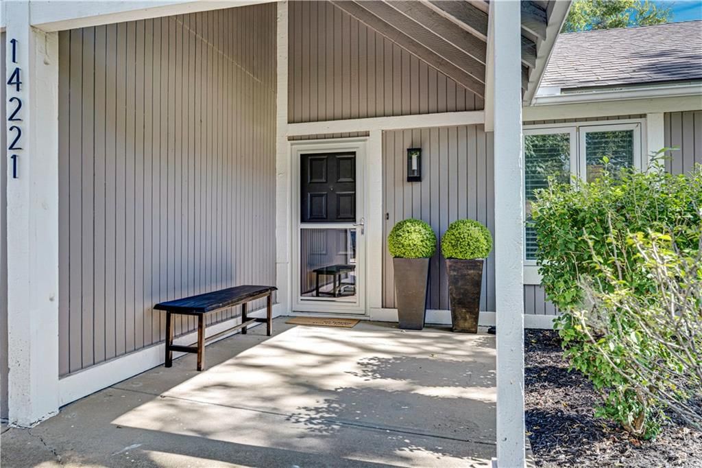 14221 S Summertree Lane, Olathe, KS: listing photo 3