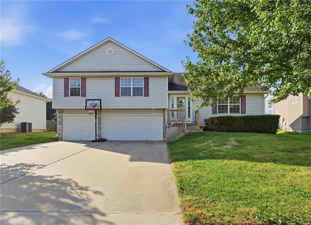 1009 Granada Drive, Raymore, MO