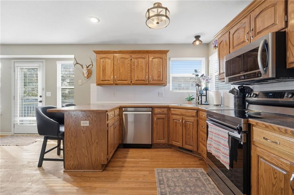 Photo 7 of 29 - 1009 Granada Drive, Raymore, MO 64083
