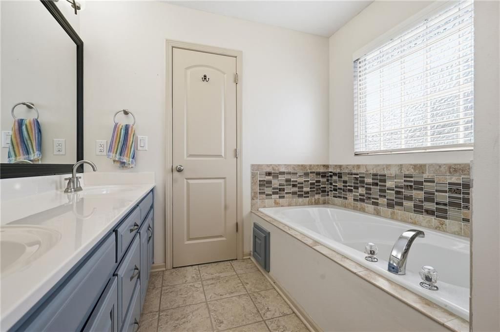 Photo 13 of 29 - 1009 Granada Drive, Raymore, MO 64083