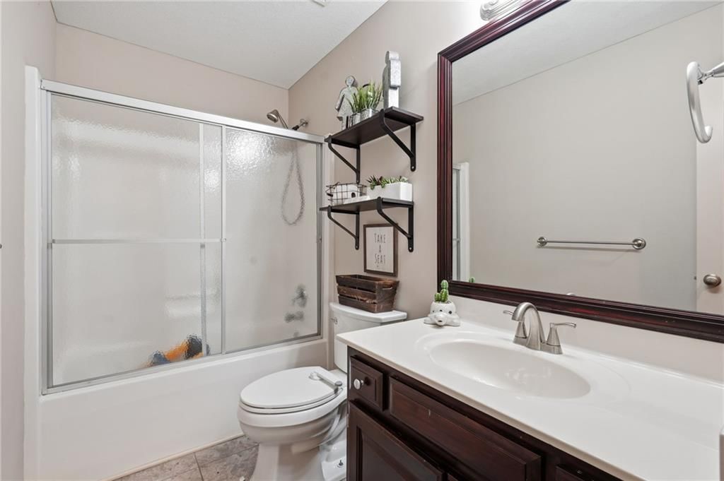 Photo 17 of 29 - 1009 Granada Drive, Raymore, MO 64083