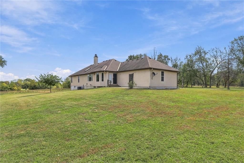 Photo 29 of 39 - 7000 Fort Myers Boulevard, Belton, MO 64012