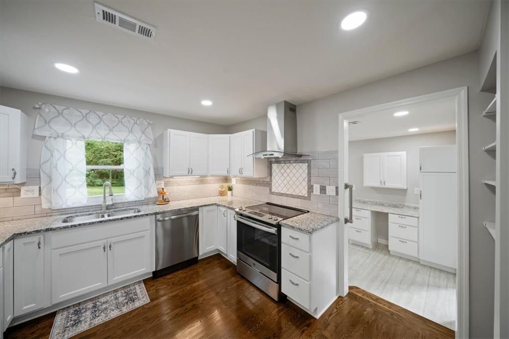 Photo 8 of 26 - 604 NE 74th Terrace, Gladstone, MO 64118