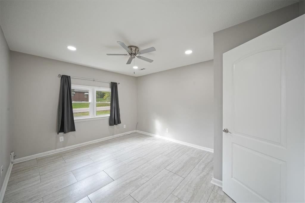 Photo 11 of 26 - 604 NE 74th Terrace, Gladstone, MO 64118