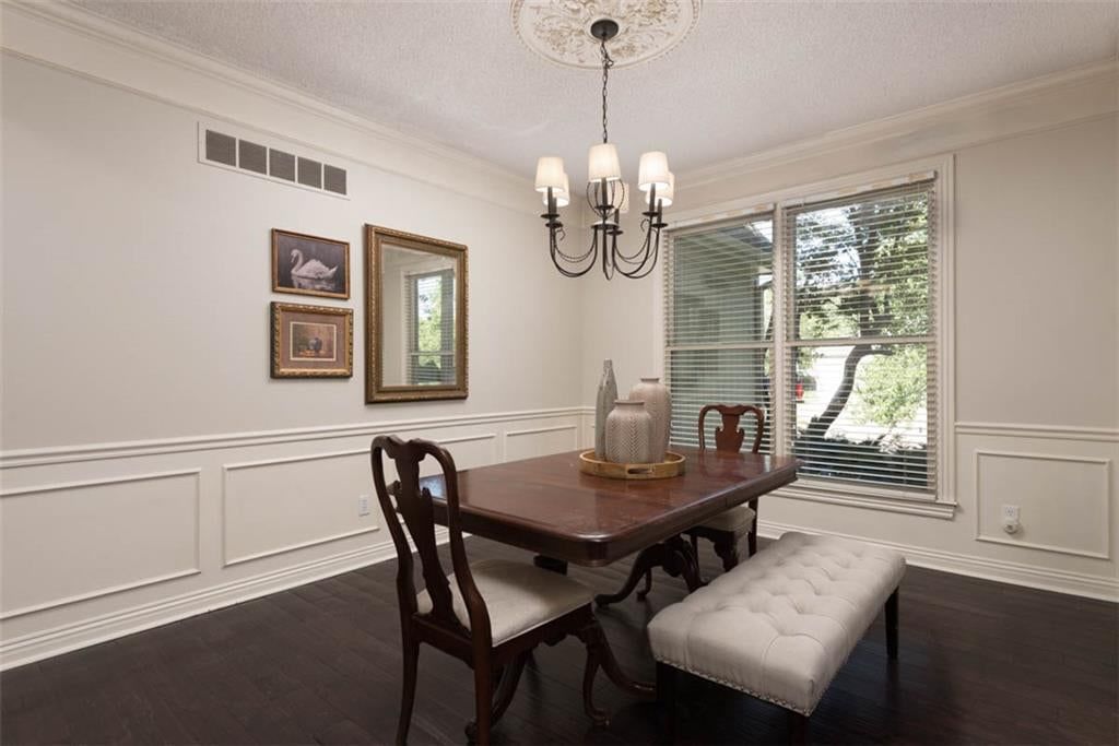 Chandelier at 11305 W 144 Street, Overland Park, KS 66221